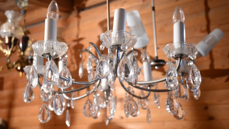 Neuobičajene krađe na Kvarneru: lopovi ukrali 300 lustera i kvake s vrata stanova