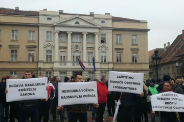 Taksisti prosvjeduju ispred Markovog trga: 'Mi ni ne znamo tko u Hrvatskoj piše zakone za nas!'