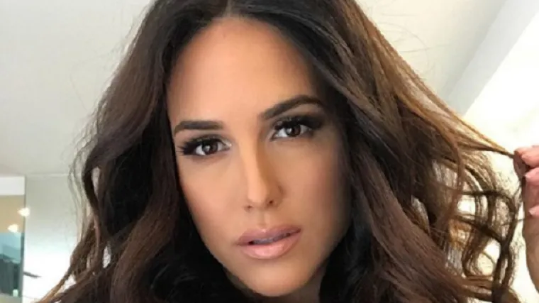 Seksi pjevačica se valjala po krevetu i pritom otkrila previ&scaron;e