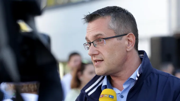 Beusu Richemberghu prijete smrću: 'Izbost ću te na otvorenoj cesti majmune j...', 'Iman točno sedam metaka prvo ću ti ženu ubiti p...'