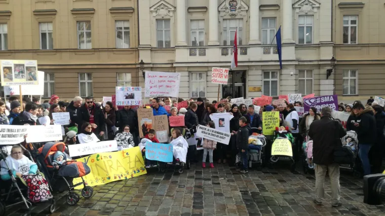 Prosvjed roditelja djece oboljele od spinalne mi&scaron;ićne atrofije, a Kujundžić im poručio: 'Učinit ćemo sve da oboljela djeca dobiju Spinrazu'