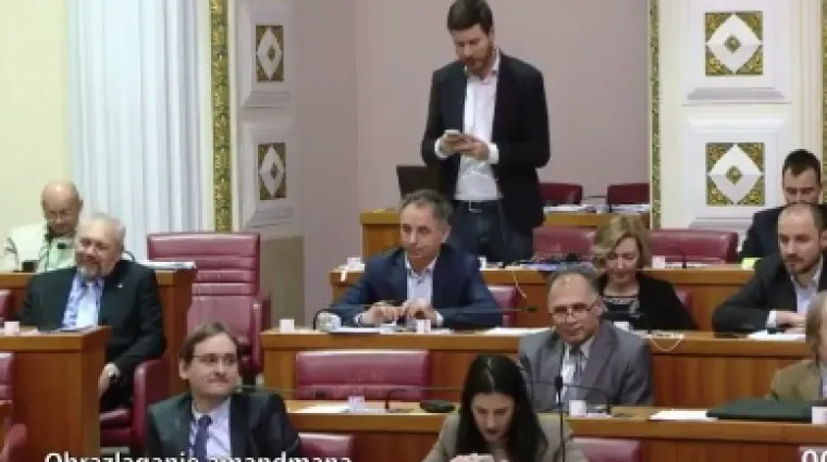 SDP-ovac prosvjedovao crvenim &scaron;tiklama, Pernar čitao Bibliju