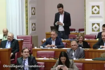 SDP-ovac prosvjedovao crvenim &scaron;tiklama, Pernar čitao Bibliju