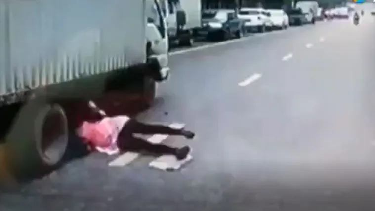 Zavr&scaron;ila pod kotačima kamiona, preživjela pukim čudom