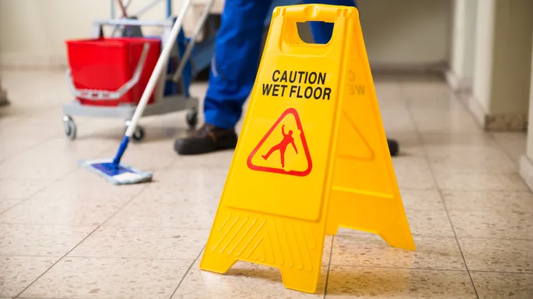 Nestvarno, ali istinito: Riječanka dobila spor protiv RH jer se poskliznula na mokrom podu MUP-a, 'smije&scaron;i' joj se 50.000 kuna od&scaron;tete