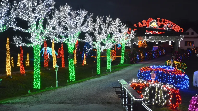 Počele adventske bajke diljem Hrvatske! Milijuni lampica pale se u Čazmi, Zagreb kreće po treću titulu: vrata građanima otvara i predsjedničina Vila Prekrižje