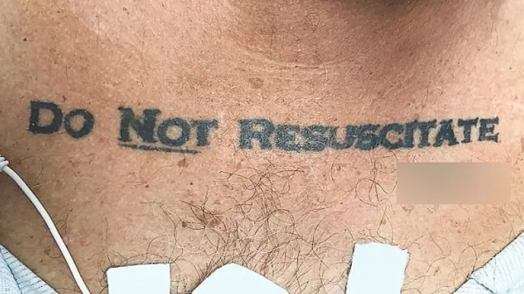 Sjatili se oko čovjeka u nesvijesti, a onda ugledali tetovažu na kojoj pi&scaron;e 'ne oživljavajte me'