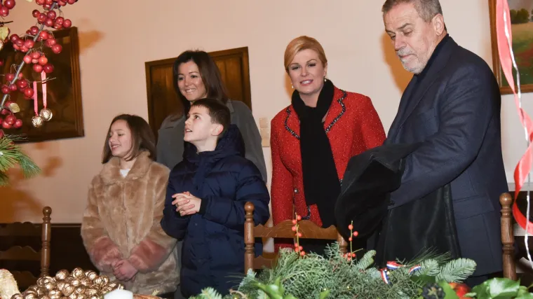 Predsjednica Grabar-Kitarović u dru&scaron;tvu Milana Bandića svečano otvorila Advent u Prekrižju