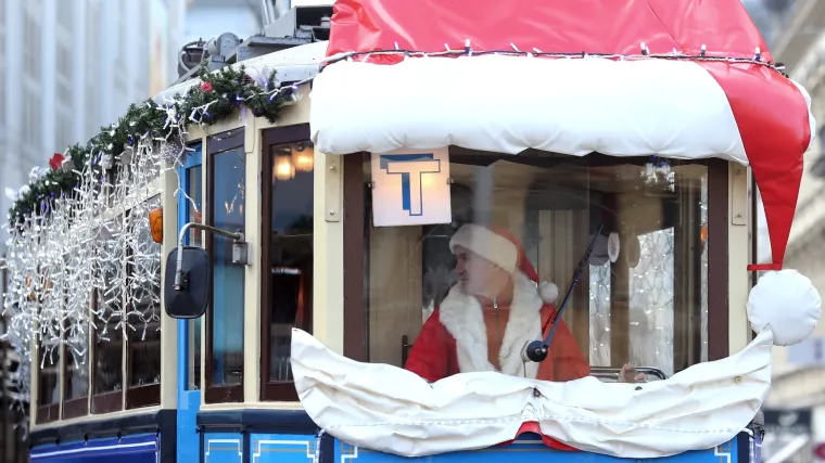 Veseli božićni tramvaj ponovno vozi zagrebačkim ulicama: doznajte kada i kojim putem