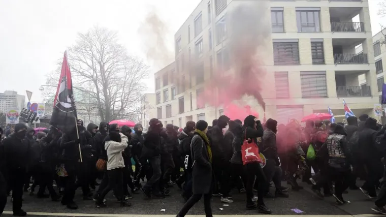 Vlasti vodenim topovima smirivale protest protiv antiimigracijske stranke