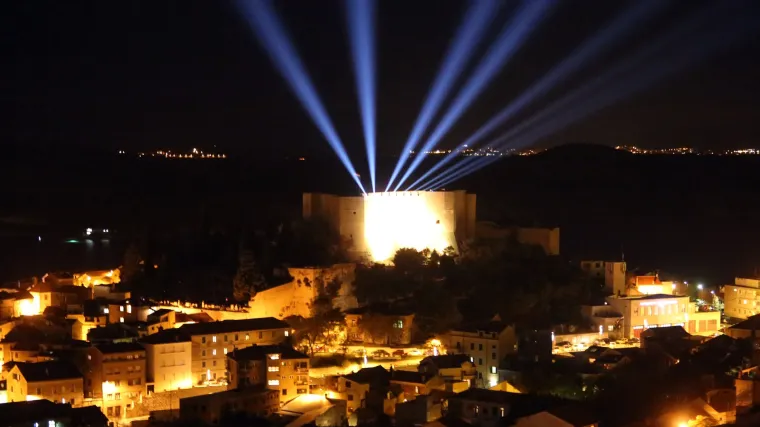 Spoj tradicije i modernog: na &scaron;ibenskoj tvrđavi sv. Mihovila laserom upaljena prva adventska svijeća