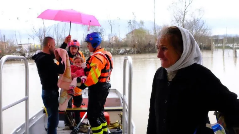 Crveni alarm u Albaniji: jake padaline dovele do poplava, evakuacija stanovni&scaron;tva u tijeku