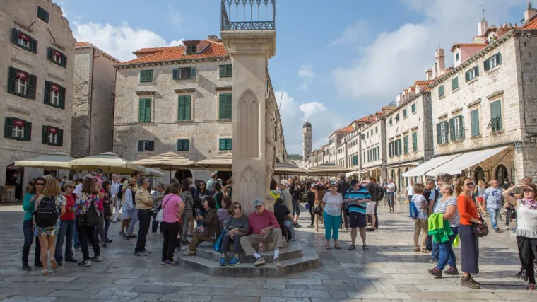 'Nadrispecijalitet' u Dubrovniku: 'Svi se zgražavate oko pravopisa, a nitko ne kuži da su ćevapi s je***im krumpirićima!'