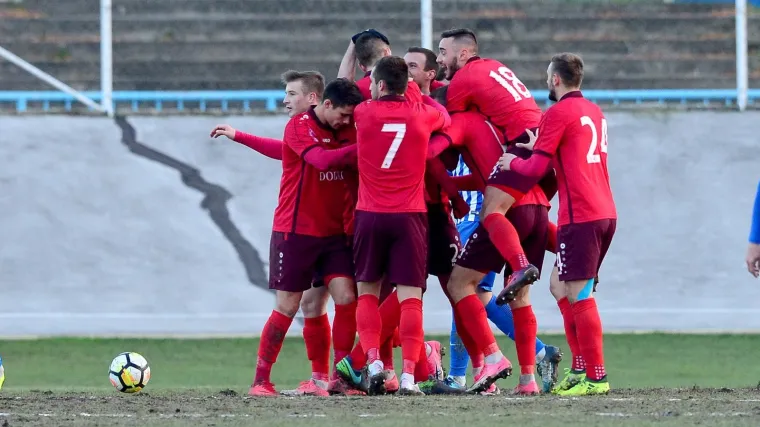 Slavlje Vinkovčana u otužnoj atmosferi i na očajnom travnjaku