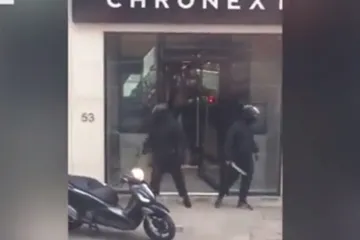 Naoružani mačevima izveli filmsku pljačku u Londonu