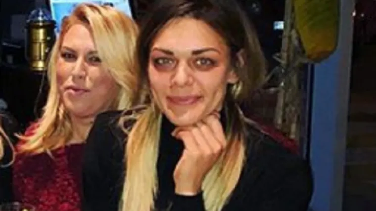 Objesila elegantne krpice o klin i iza&scaron;la u prirodnom izdanju