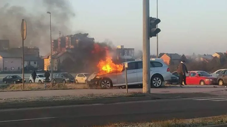 U sudaru četiriju automobila dvoje ozlijeđenih, jedno vozilo se zapalilo