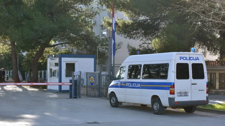 Dvije osobe na ispitivanju zbog bacanja eksplozivne naprave u dvori&scaron;te PU zadarske