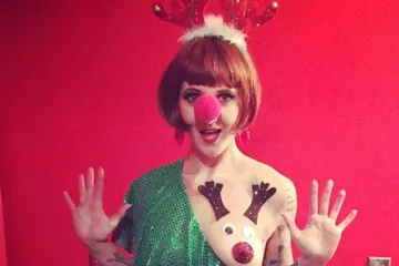 Bizarni blagdanski trend - rupe na džemperima i ukrašavanje grudi