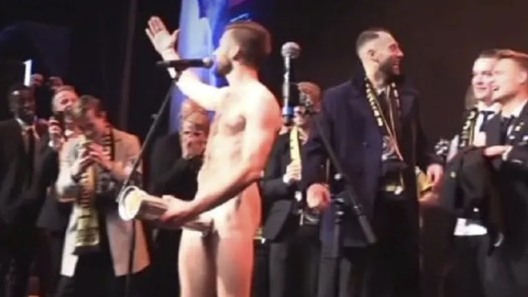 Osvojio kup, pa se na proslavi skinuo do gola i nataknuo pehar na penis
