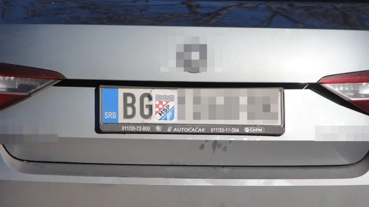 Neki jo&scaron; uvijek &scaron;ire ideju o bratstvu i jedinstvu: na beogradsku tablicu stavio nalijepnicu HSP-a i stigao na Srđ