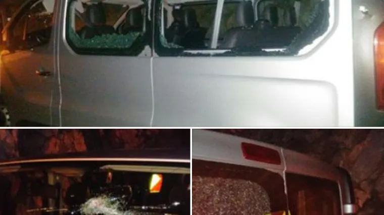 Postavili barikade i dočekali ih na cesti pa udarali palicama i kamenjem