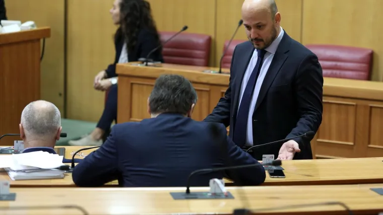 'Zagrebom umjesto njega upravljaju Hasanbegović i HDZ'