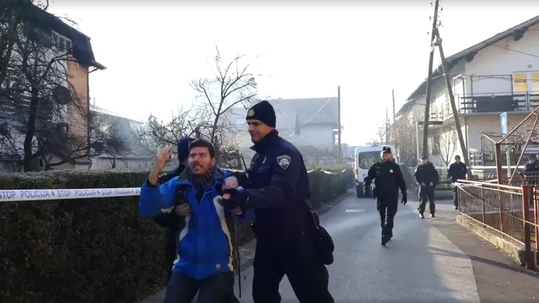 Pernar zavr&scaron;io na podu zbog sukoba s policajcima: 'Neka cijela Hrvatska vidi ovu politiku HDZ-a'