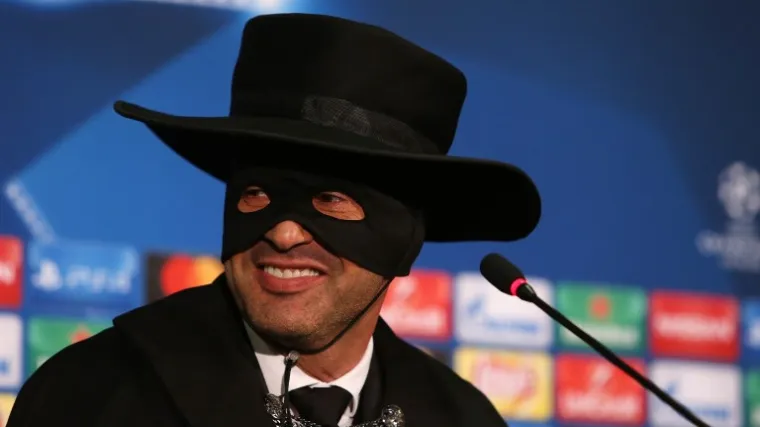 Slavni trener pojavio se pred novinarima odjeven u Zorroa