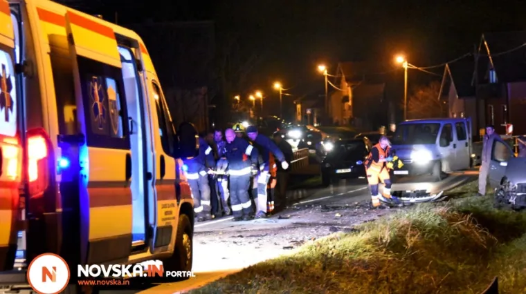 Unesrećene vozače iz smrskanih automobila izvlačili vatrogasci