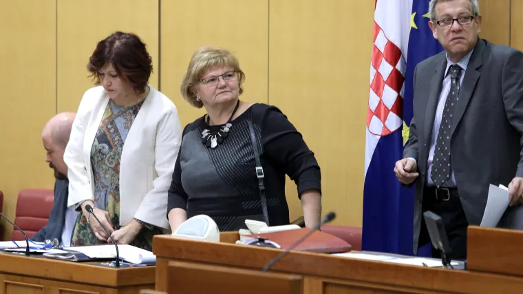 Paljba po Murganić i Mađerić zbog 'afere paketići': 'Gospođa ministrica je malo nervozna, a državna tajnica nova hrvatska prvakinja u trčanju od novinara'