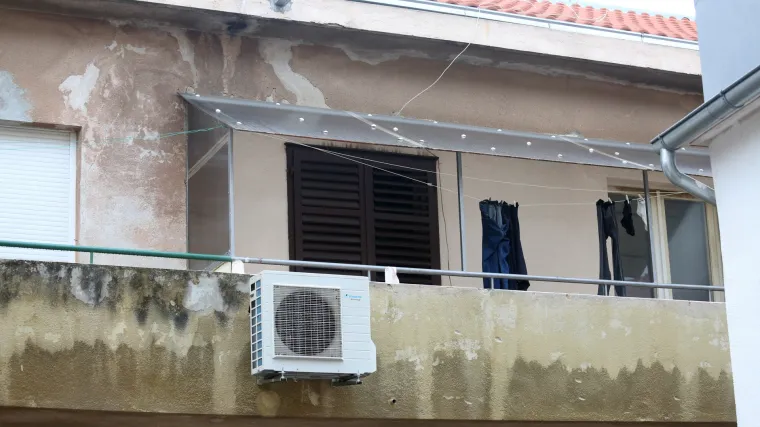 Vatrogasci prona&scaron;li mrtvog mu&scaron;karca na podu kupaonice: dio stana bio u plamenu