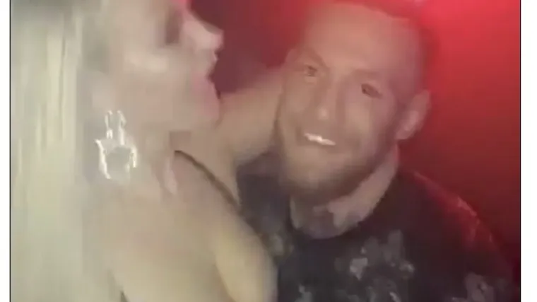 McGregor bacao novac u zrak u noćnom klubu i tulumario s prsatom ljepoticom