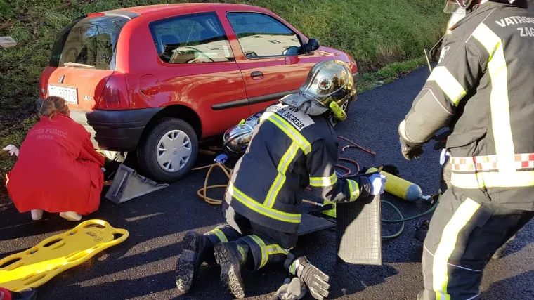 Rukama zaustavljao auto na nizbrdici pa zavr&scaron;io pod kotačima