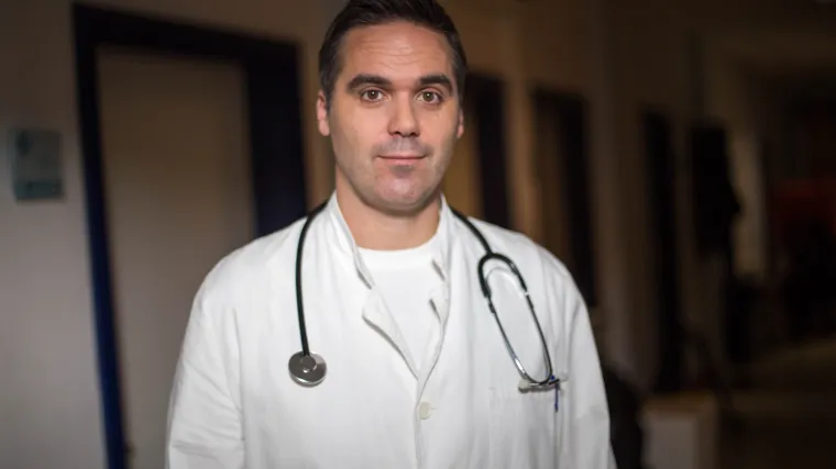 Ivica Pucar kao tajanstveni liječnik koji će operirati Jasnu (Čista ljubav)