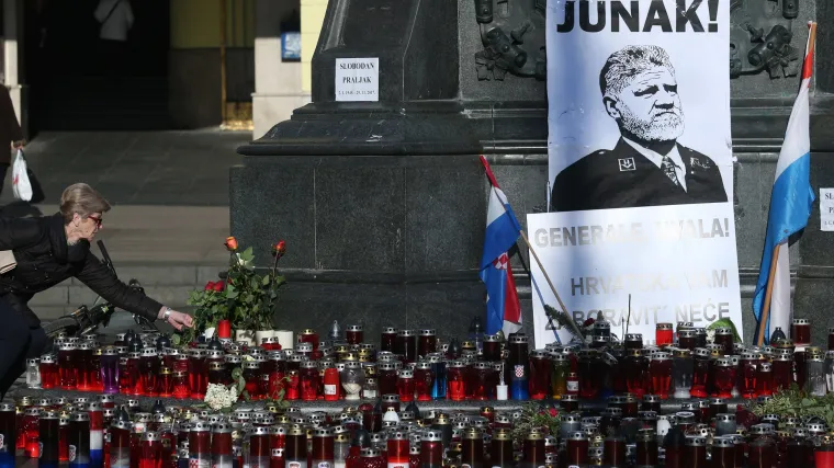 Potrgan plakat Slobodana Praljka s natpisom 'Junak!' na Trgu bana Jelačića