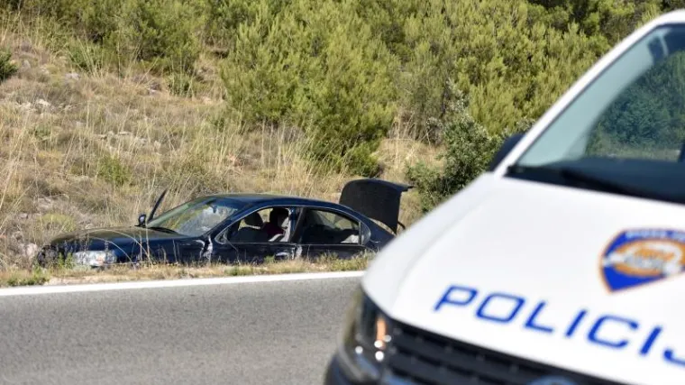 Mu&scaron;karac u Splitu automobilom sletio u provaliju i zaletio se u stablo