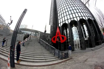 ALPINISTI S VRHA TORNJA SKINULI GOLEMI LOGOTIP: Simbol Todorićevog carstva ostao bez Agokorovih obilježja