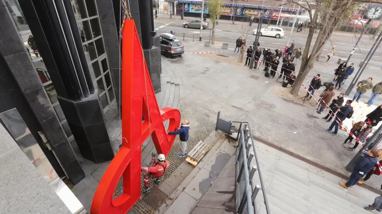 Simbol Todorićevog carstva ostao bez Agrokorovog znaka: alpinisti danas skinuli golemi znak, znamo gdje će zavr&scaron;iti