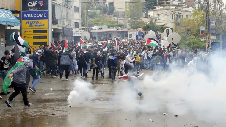 Policija suzavcem i vodenim topovima poku&scaron;ala rastjerati prosvjednike nedaleko od američke ambasade