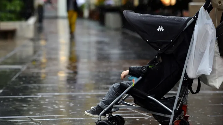 Neodgovorni roditelji ostavili bebu u kolicima na parkingu i oti&scaron;li u kafić