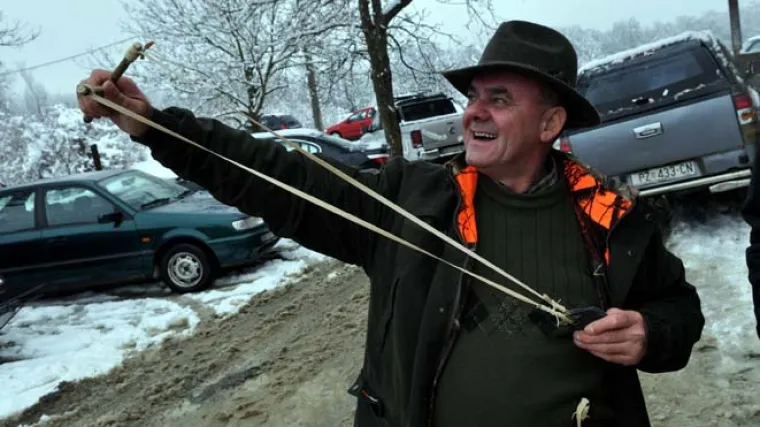 Nakon &scaron;to mu je privremeno oduzeto oružje, župan Toma&scaron;ević, u lov na muflone i divlje svinje krenuo s praćkom