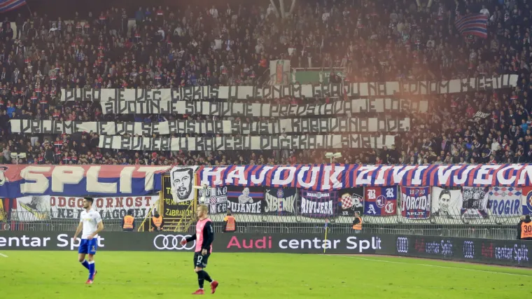 Neugodne scene na Maksimiru: u tučnjavi policije i navijača Hajduka sijevali pendreci i &scaron;ake