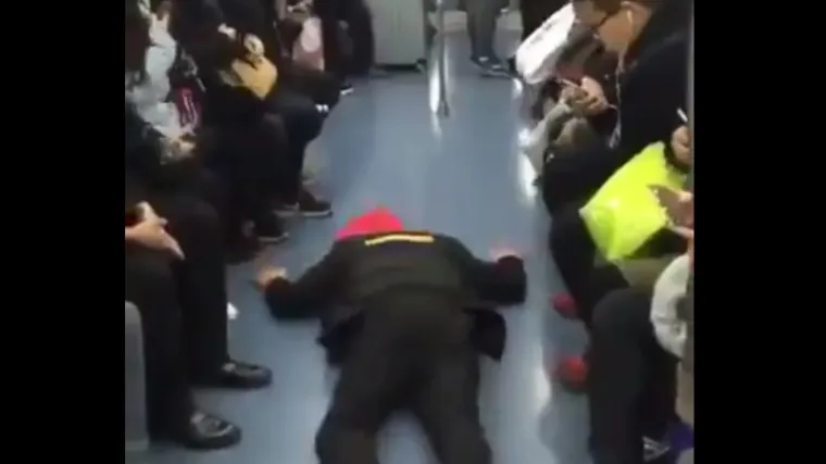 Pogledajte &scaron;to je izveo kako bi dobio sjedalo u podzemnoj