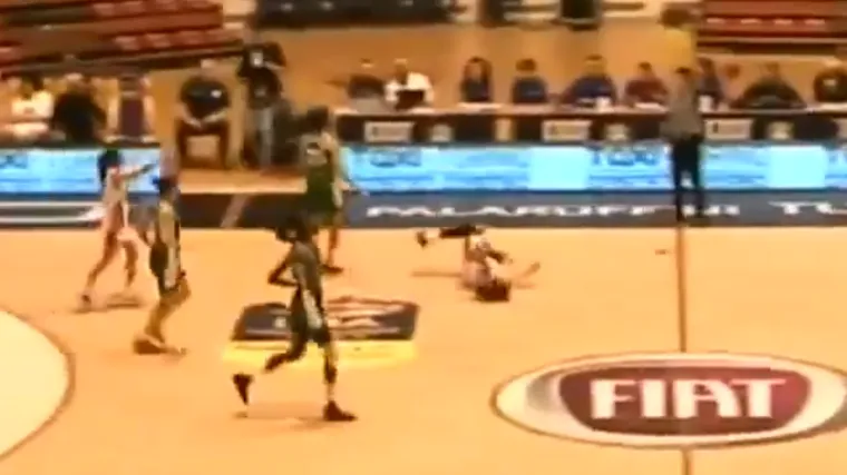 Divljački nokautirala hrvatsku ko&scaron;arka&scaron;icu: bez svijesti ležala na podu pa je na nosilima iznijeli iz dvorane