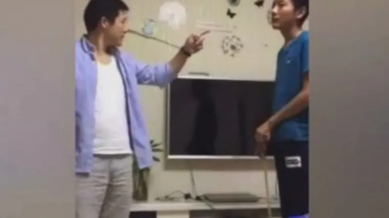 'Tate je kriv, sine': otac naredio sinu da ga izudara &scaron;tapom jer smatra da je on kriv za njegovo 'nedolično' pona&scaron;anje u &scaron;koli