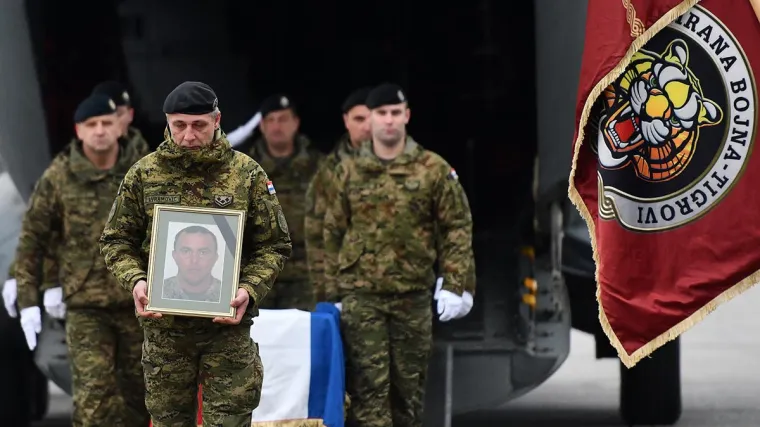 Tuga, &scaron;ok i nevjerica u obitelji preminulog vojnika: 'U ponedjeljak je neobično dugo razgovarao s majkom'