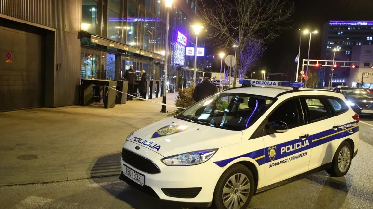 Detalji pljačke u centru Zagreba, naoružani pljačka&scaron;i kladioničarima odnijeli gotovo pola milijuna kuna, svjedoci kažu: 'Sledila nam se krv u žilama'