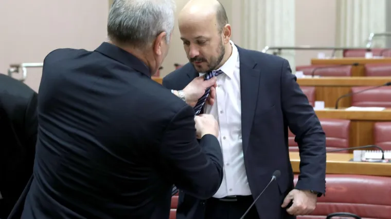 SDP žestoko po Zakonu o minimalnoj plaći, Maras demonstrirao kovanicom od pet kuna