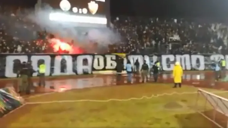 Grobari skinuli Delije i palili ih bakljama, jedan navijač u kritičnom stanju